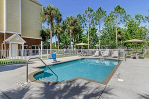 Outdoor pool, sun loungers - Quality Inn & Suites Lehigh Acres Fort Myers (Lehigh Acres)