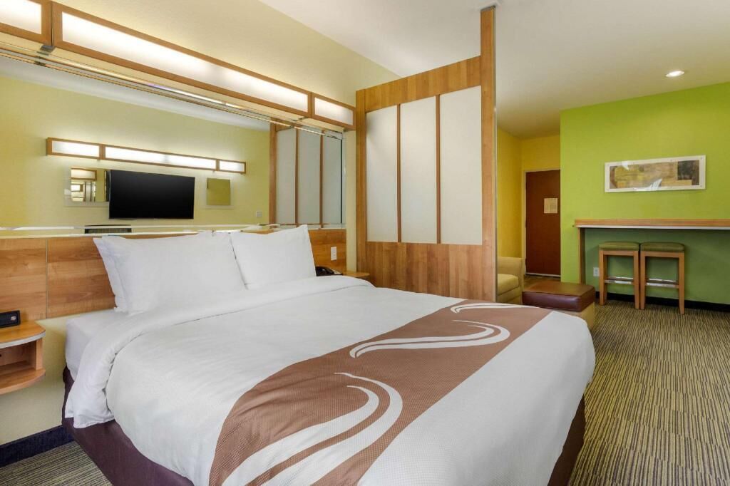 Skrivebord, skrivebord for bærbar PC og blendingsgardiner