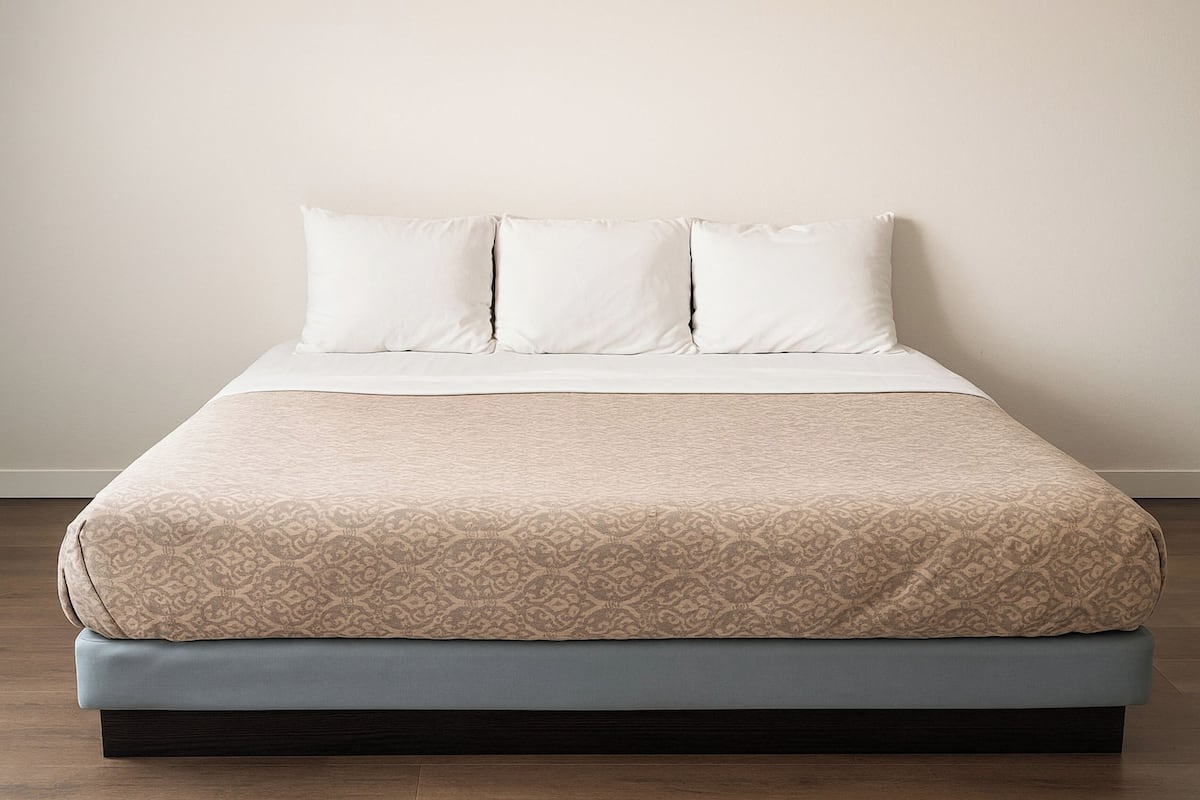 Zimmer, 1 King-Bett, Nichtraucher | Zimmersafe, Bügeleisen/Bügelbrett, kostenloses WLAN, Bettwäsche