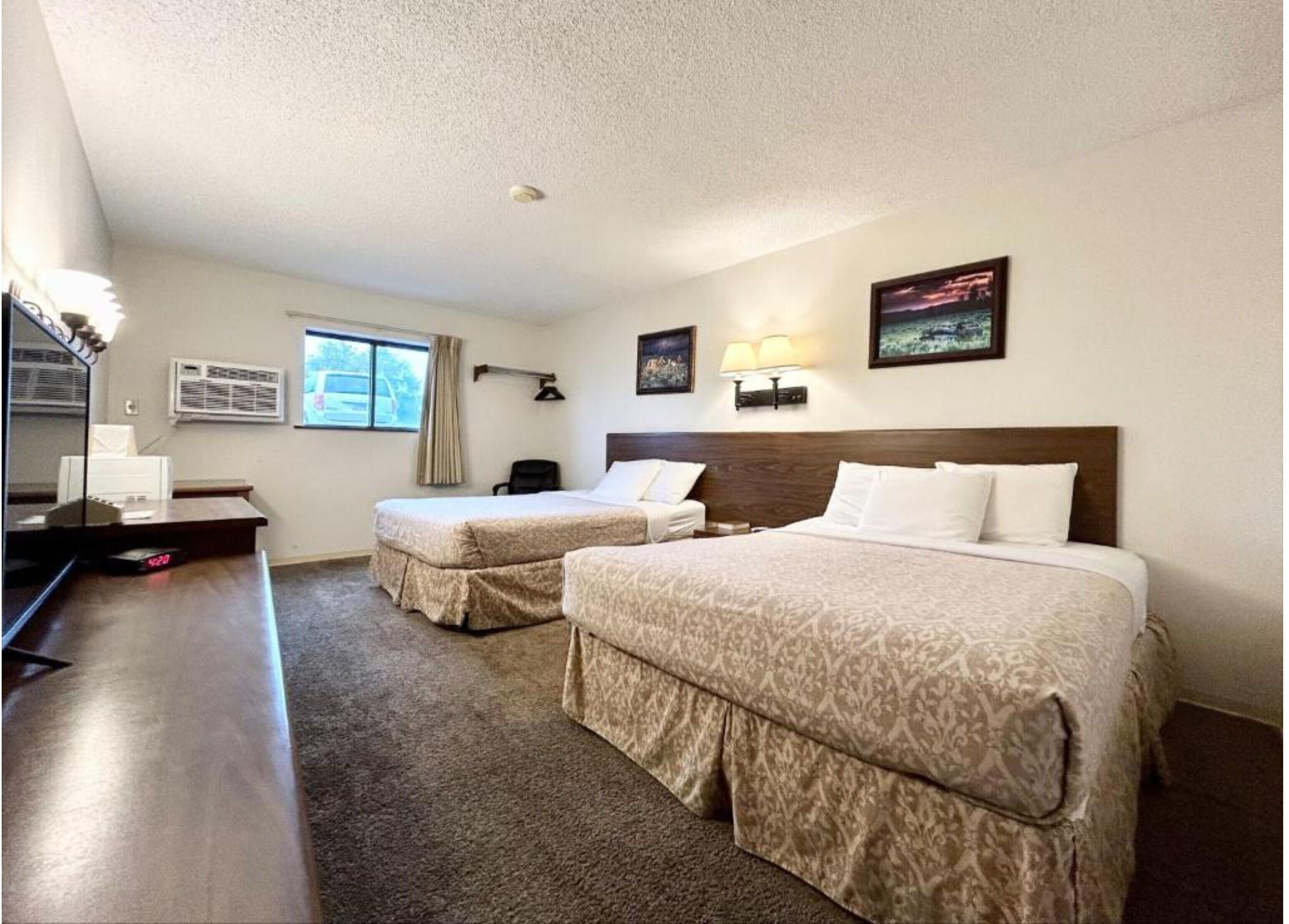 Chambre, 2 grands lits, non-fumeur | Coffre-fort, fer et planche à repasser, accès au Wi-Fi (inclus)