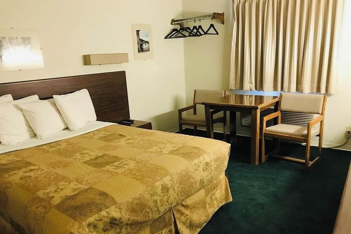 Quarto, 1 cama Queen, banheira adaptada, para não fumantes | Cofres nos quartos, ferros/tábuas de passar roupa, Wi-Fi de cortesia