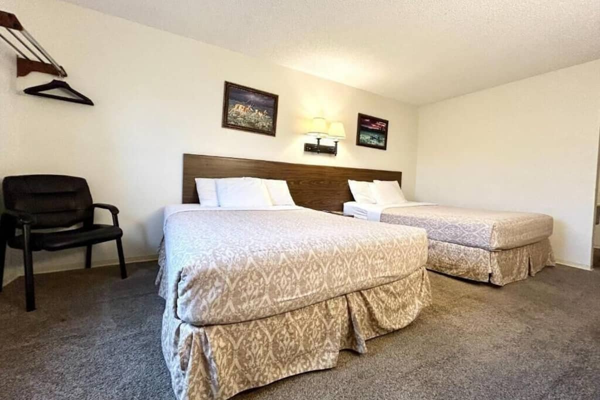 Quarto, 2 camas Queen, para não fumantes | Cofres nos quartos, ferros/tábuas de passar roupa, Wi-Fi de cortesia