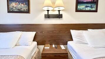 Habitación, 2 camas Queen size, para no fumadores | Caja de seguridad en la habitación y tabla de planchar con plancha