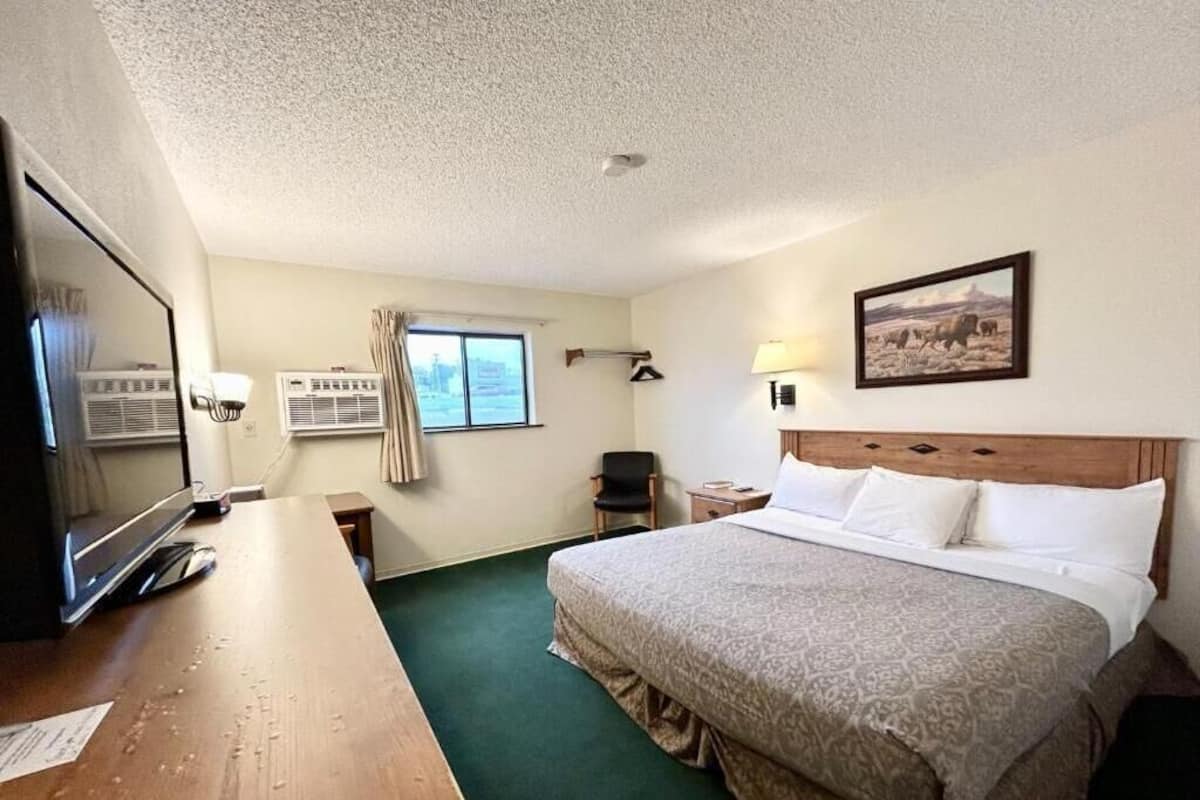 Quarto, 1 cama Queen, para não fumantes | Cofres nos quartos, ferros/tábuas de passar roupa, Wi-Fi de cortesia