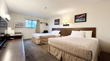 Kamer, 2 queensize bedden, niet-roken | Een kluis op de kamer, een strijkplank/strijkijzer, gratis wifi