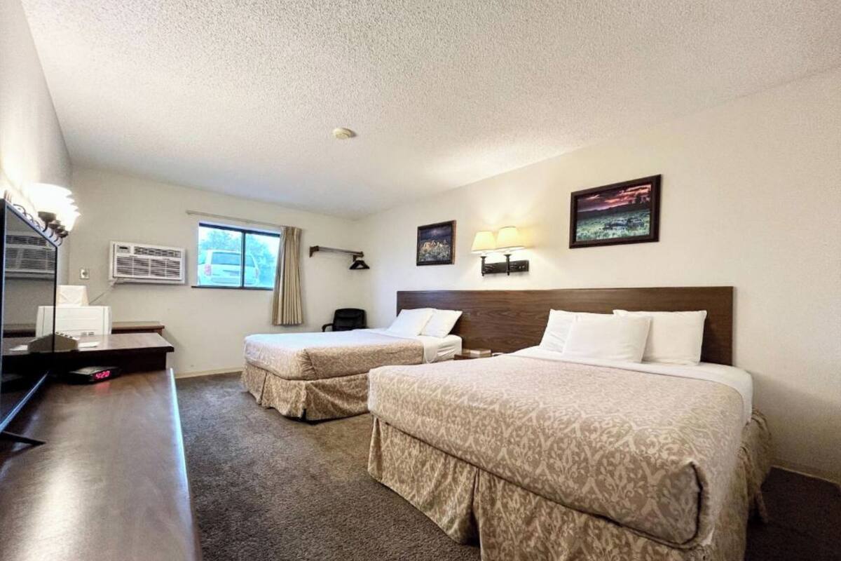 Zimmer, 2 Queen-Betten, Nichtraucher | Zimmersafe, Bügeleisen/Bügelbrett, kostenloses WLAN, Bettwäsche