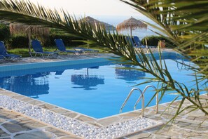 Seasonal outdoor pool, an infinity pool, pool umbrellas, pool loungers - Bellevue Village (Malevizi)