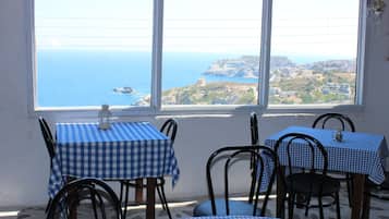 Petit déjeuner et dßner servis sur place, vue sur la mer