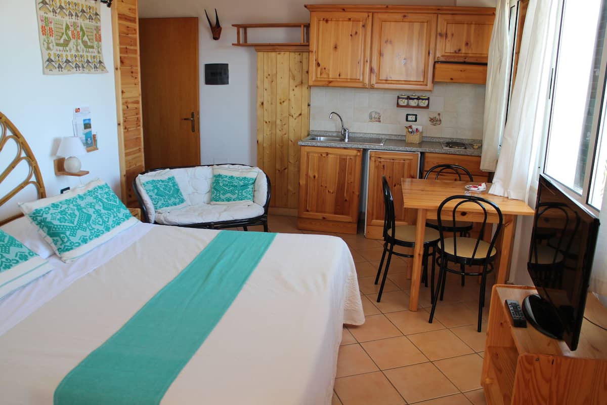 Superior Studio (2 people) | Minibar, in-room safe, individually decorated, individually furnished