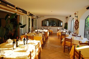 Breakfast, lunch, dinner served; Italian cuisine