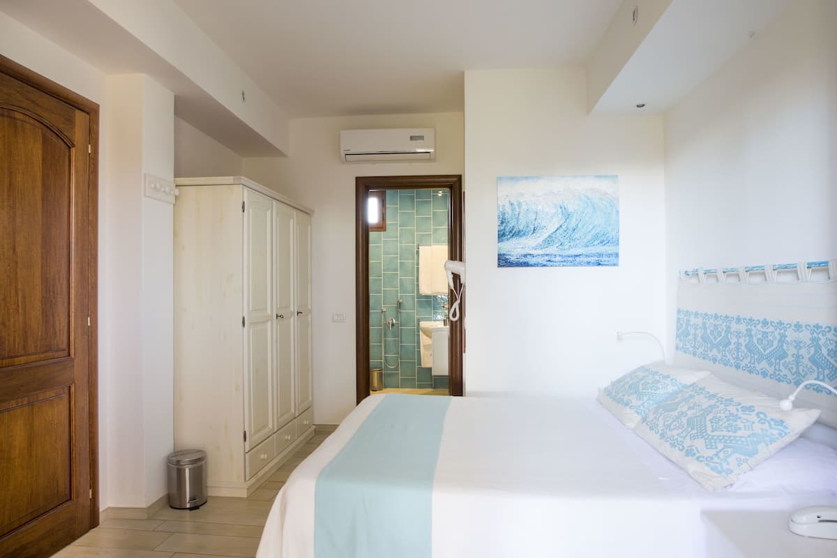 Superior Double Room | Minibar, in-room safe, individually decorated, individually furnished