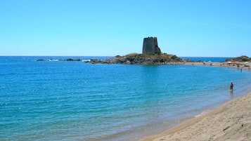 Playa en los alrededores, playa de arena blanca, sombrillas y buceo