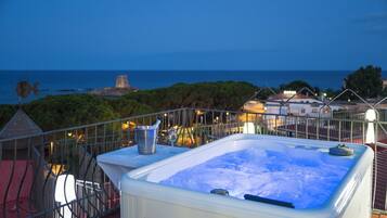 Outdoor spa tub