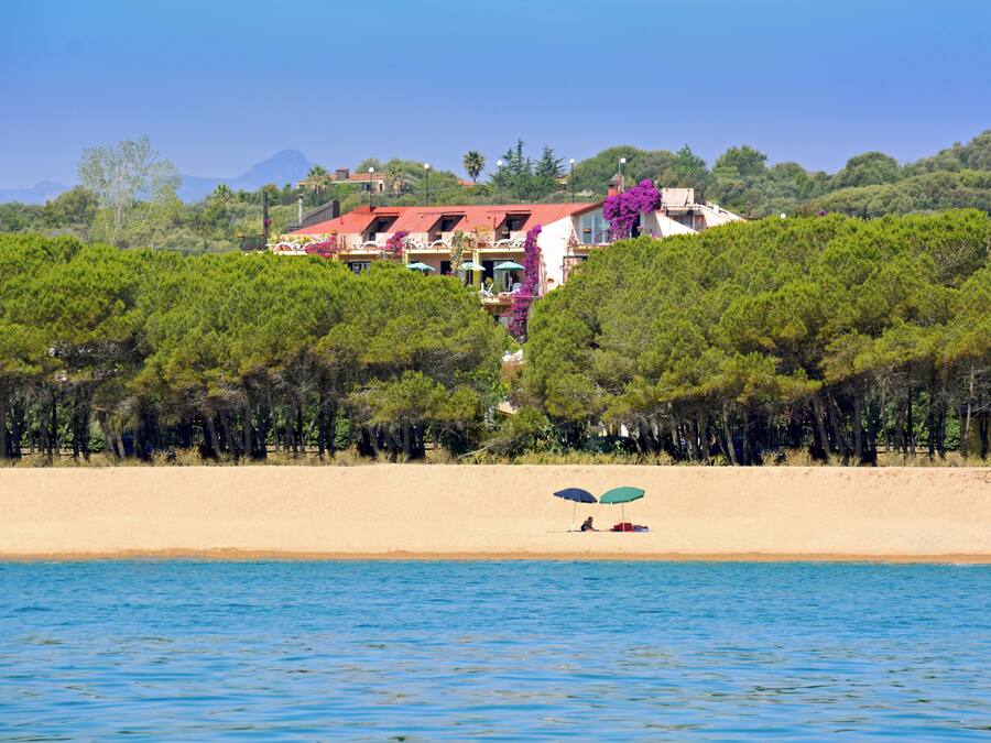 Pantai di sekitar, pasir putih, payung pantai, dan scuba diving