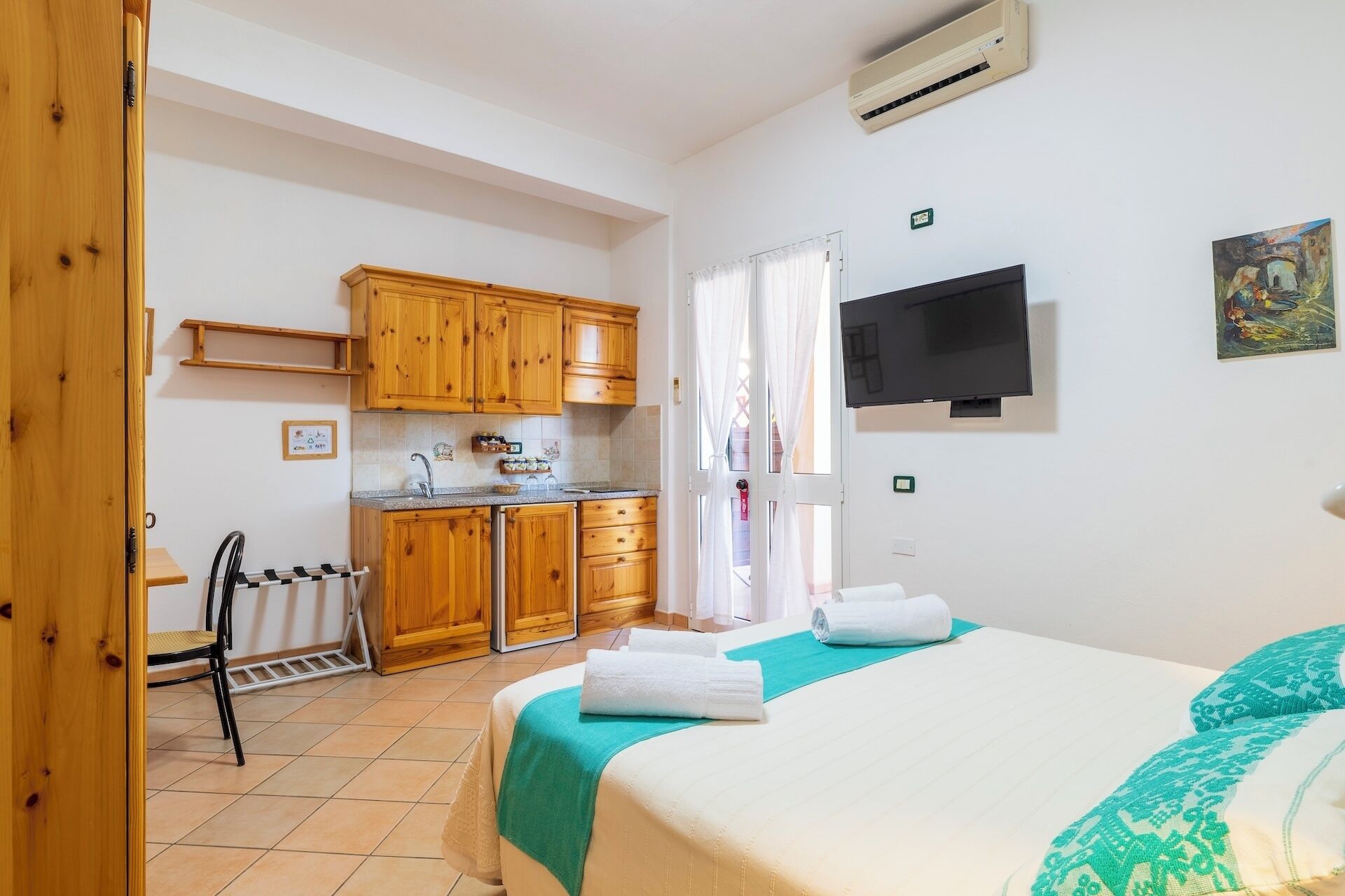 Studio (2 people) | Minibar, in-room safe, individually decorated, individually furnished