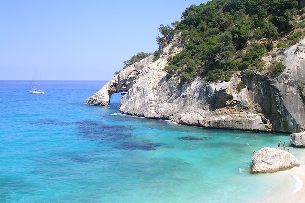 Una spiaggia nelle vicinanze, sabbia bianca, ombrelloni