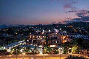 Vista frontal de la propiedad por la tarde o noche