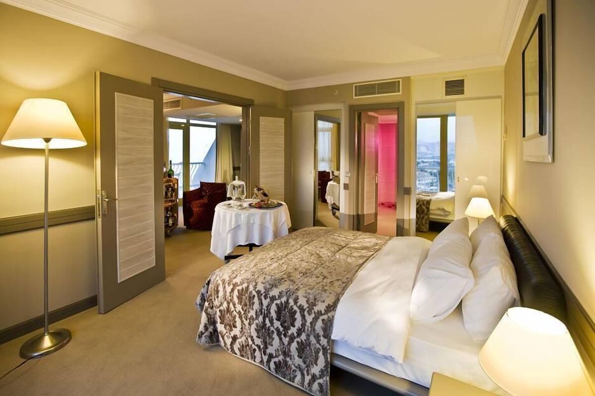 Minibar, coffres-forts dans les chambres, bureau, chambres insonorisées