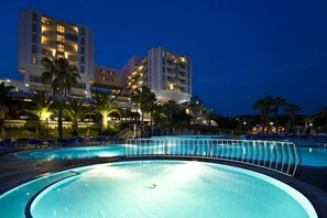 Una piscina cubierta, 2 piscinas al aire libre, sombrillas, tumbonas