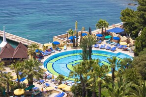Piscine couverte, 2 piscines extérieures, parasols de plage