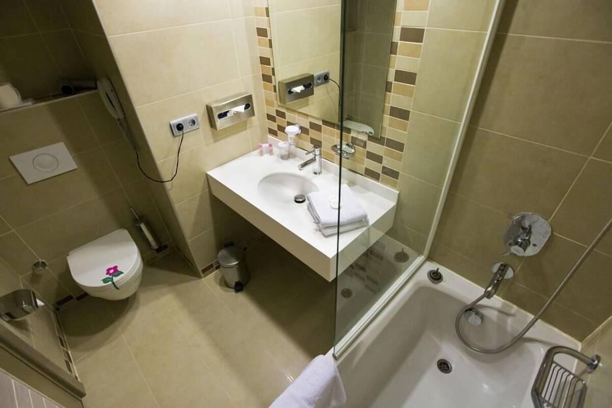 Douche, articles de toilette gratuits, sèche-cheveux, peignoirs