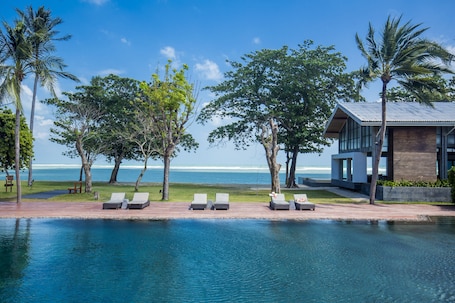 Outdoor pool, free cabanas, pool umbrellas