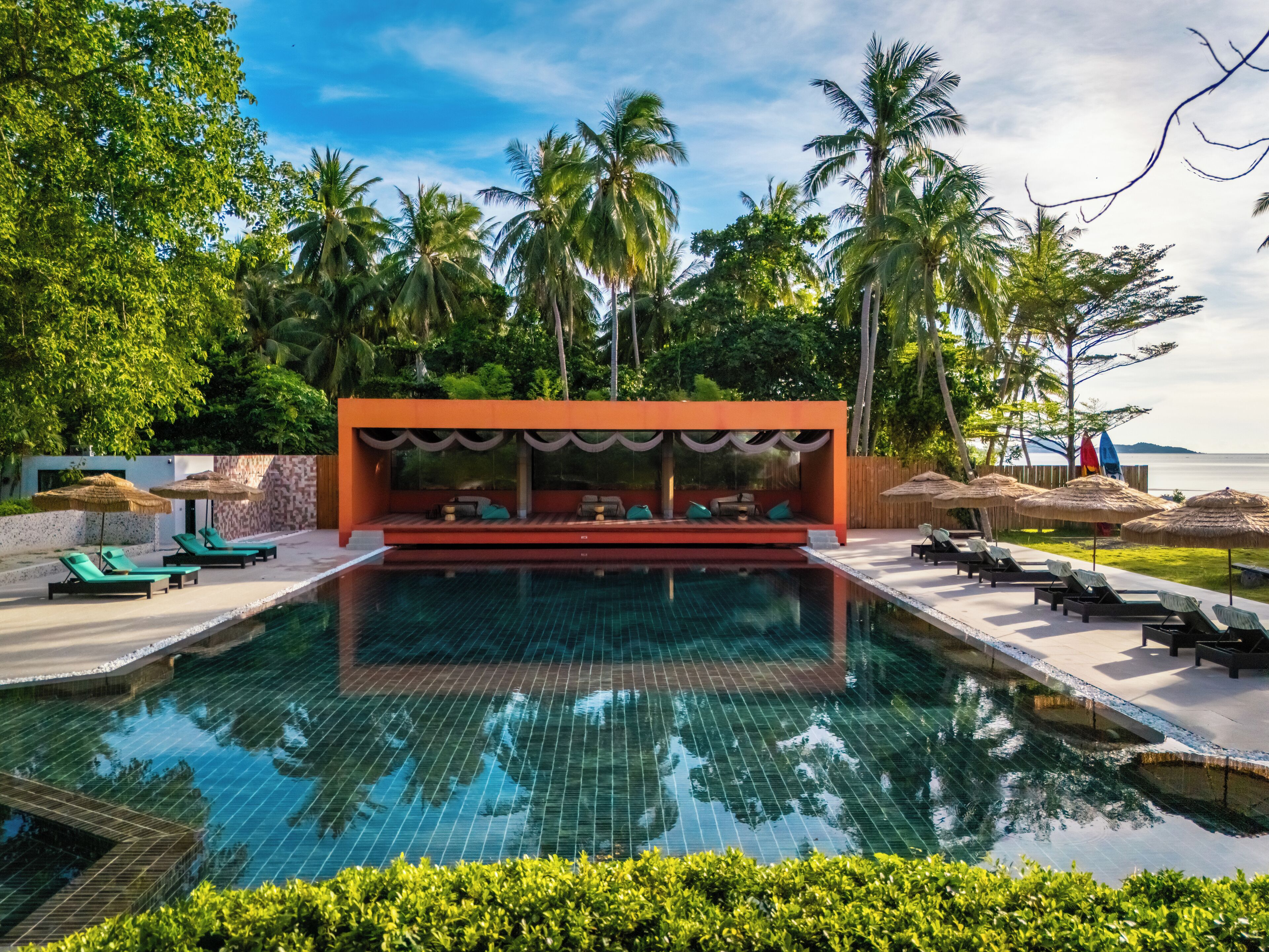 Una piscina al aire libre, cabañas de piscina gratuitas, sombrillas