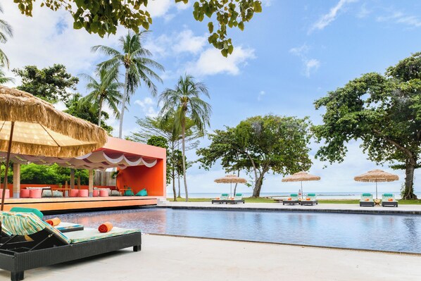 Outdoor pool, free pool cabanas, pool umbrellas