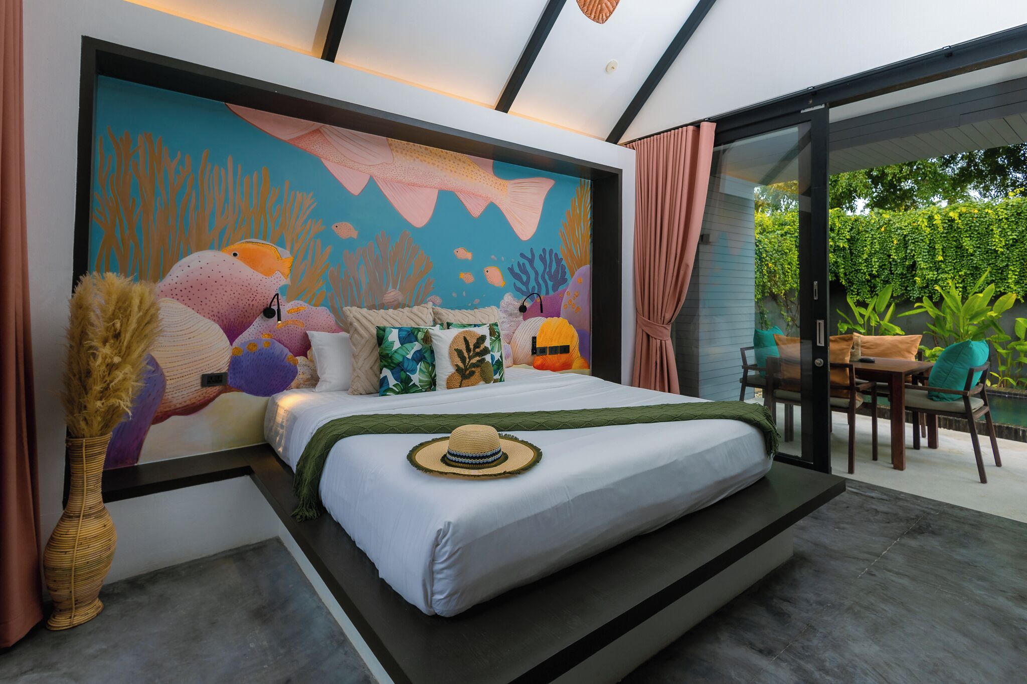 Roupas de cama premium, frigobar, cofres nos quartos, escrivaninha