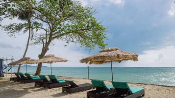 En la playa, arena blanca, camas de playa gratis