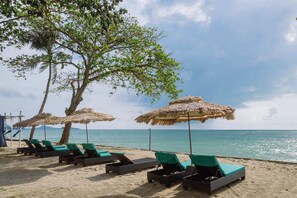 On the beach, white sand, free beach cabanas, sun loungers - Tolani Resort Koh Samui (Koh Samui)
