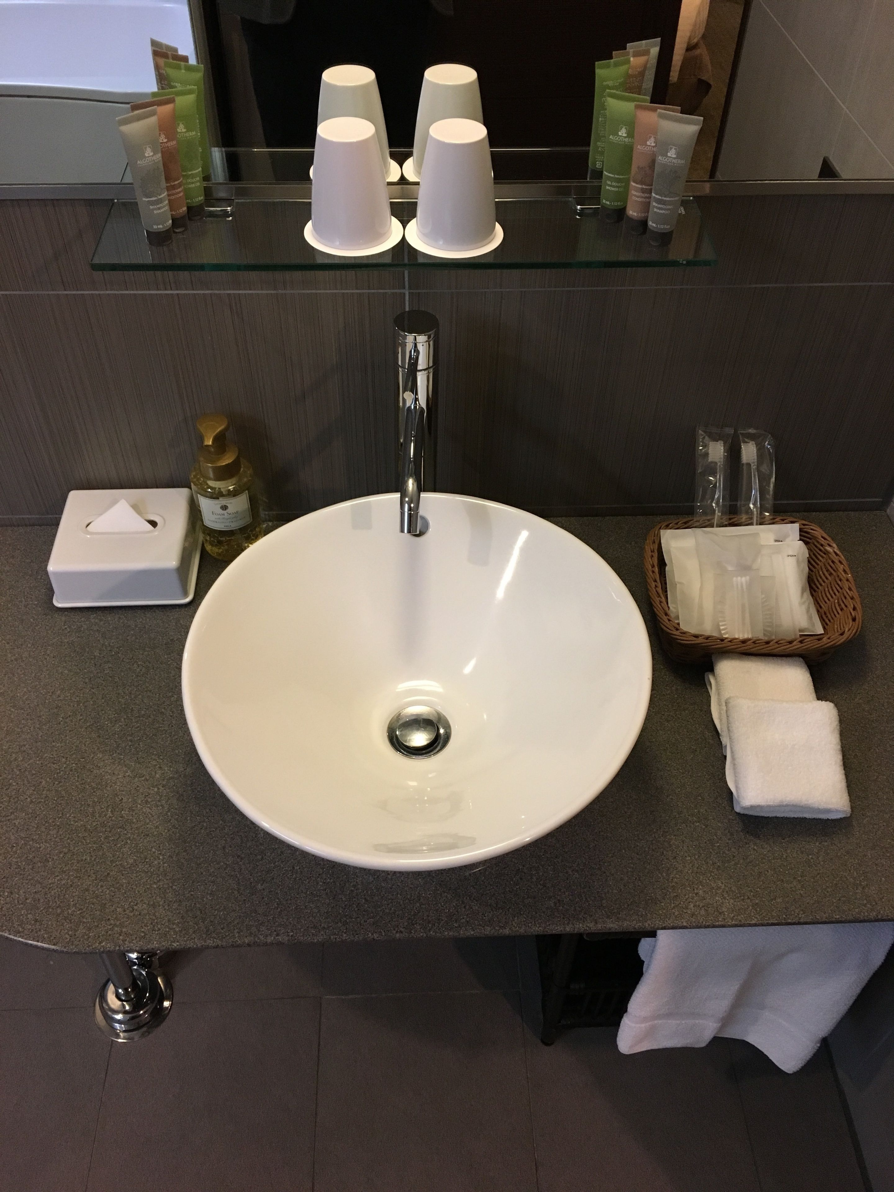 combined shower/bathtub, eco-friendly toiletries, hair dryer, slippers