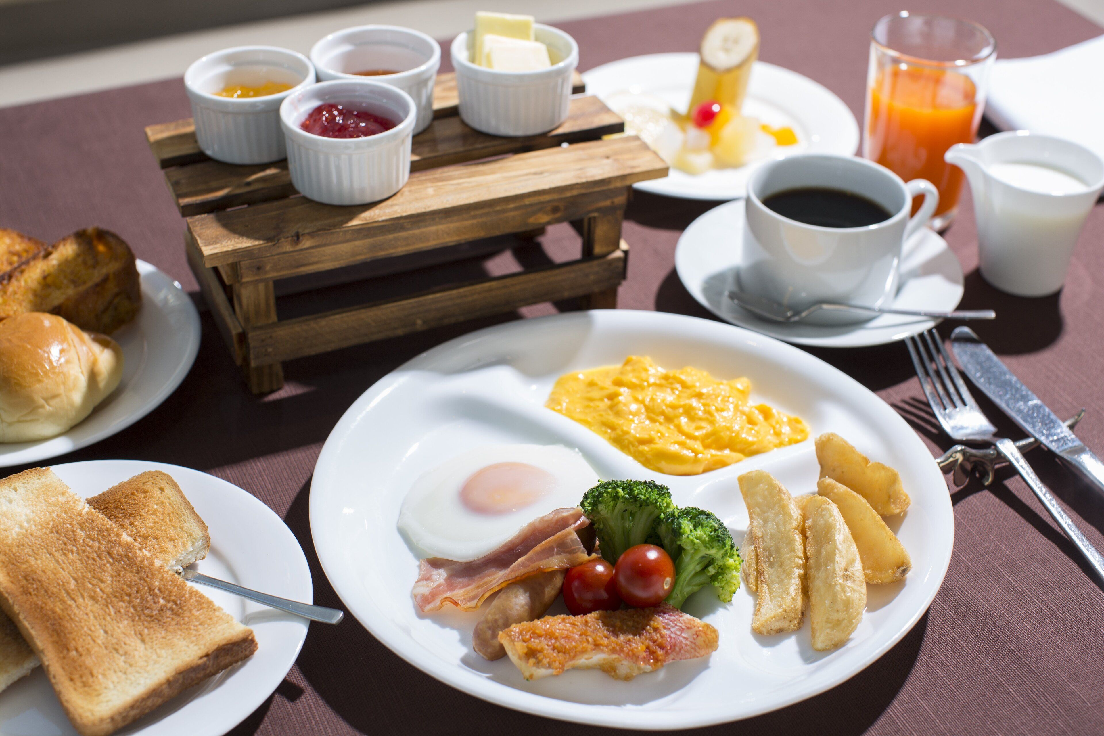 Petit déjeuner complet (1980 JPY par personne)