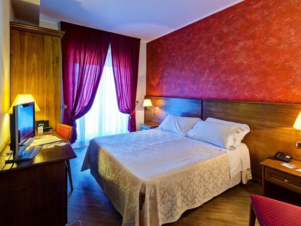 迷你吧、客房内保险箱、办公桌、隔音