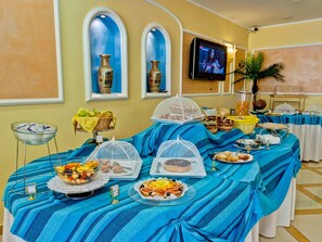 Lunch and dinner served, seafood