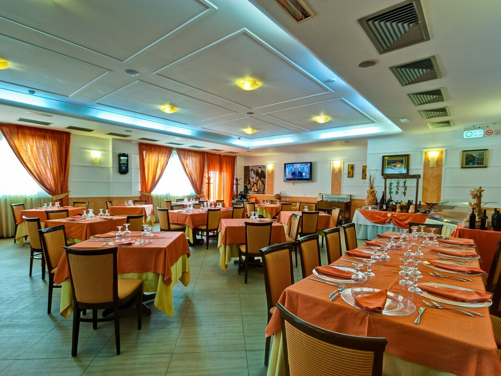 Melayani makan siang dan makan malam dengan sajian makanan laut