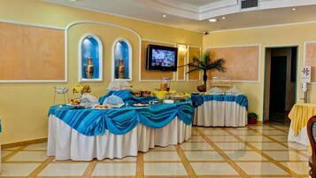 Lunch and dinner served, seafood