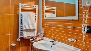 حمام | تجهيزات دش، دُش غزير، مجففات شعر، مراحيض شطف