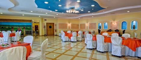 Lunch and dinner served, seafood