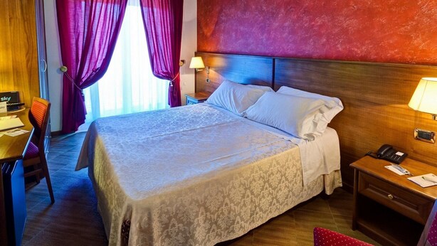 Minibar, in-room safe, desk, soundproofing - Hotel La Perla (Castel Volturno)