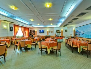 供應午餐及晚餐；海鮮