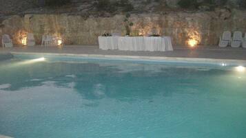 Seasonal outdoor pool, a rooftop pool, pool umbrellas, sun loungers