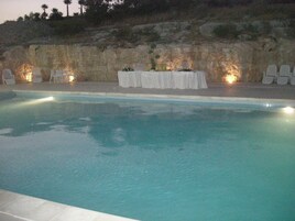Una piscina al aire libre de temporada, una piscina en la azotea