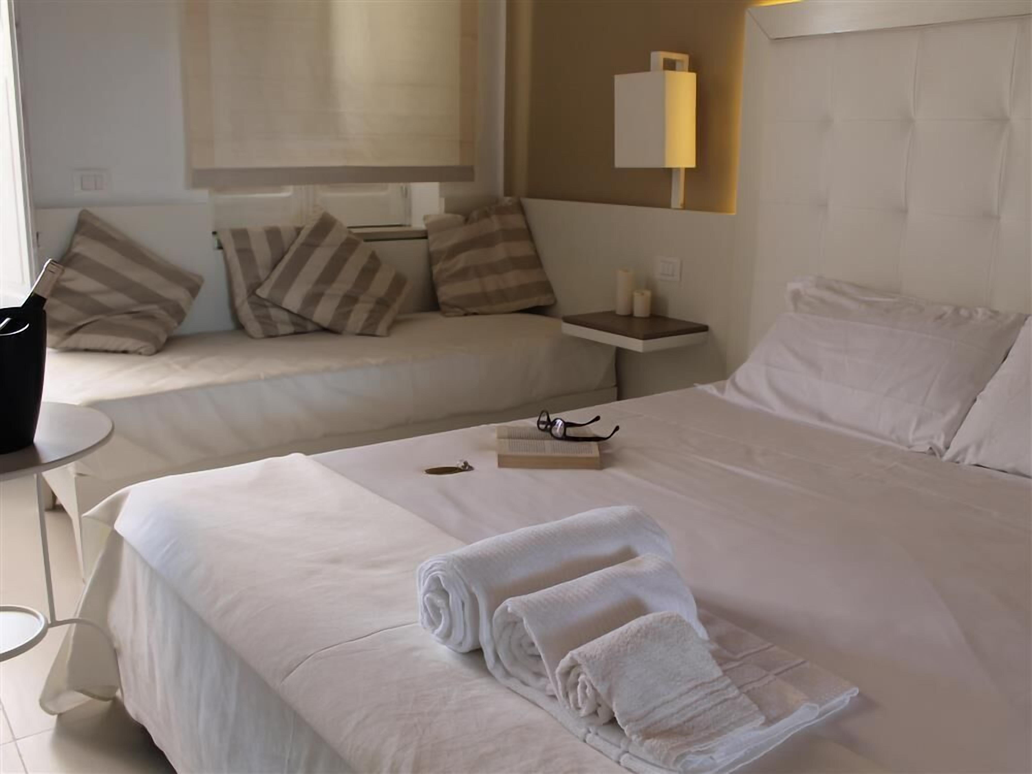 standard double or twin room | minibar, in-room safe, individually decorated, individually furnished