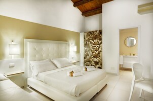 Habitación Deluxe | Zona de estar | Televisión de 25 pulgadas con canales digitales