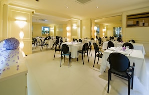 Breakfast, lunch, dinner served; Italian cuisine