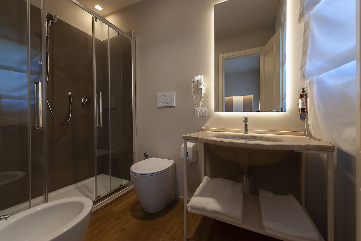 superior double or twin room | bathroom | shower, free toiletries, hair dryer, bathrobes
