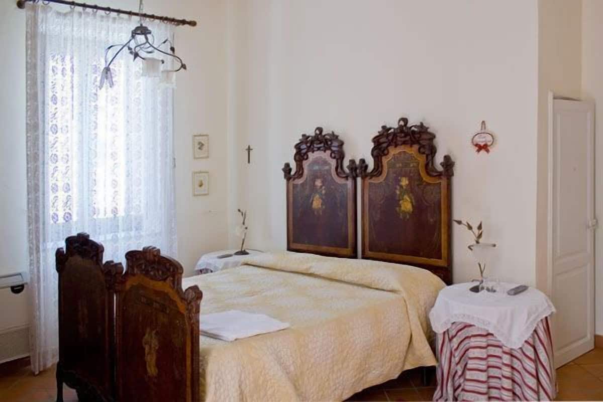 Peralatan tempat tidur premium, meja, katil bayi/kot (percuma)