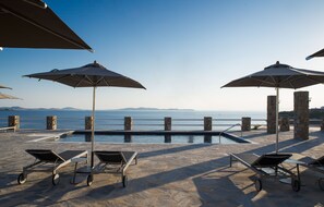 Alberca al aire libre por temporada y sombrillas en la alberca