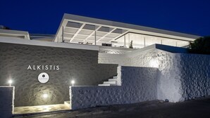 A modern building with a textured facade and a sign reading "ALKISTIS".